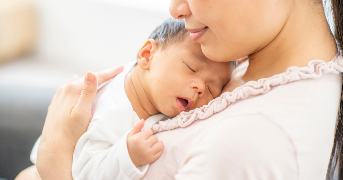 母子の写真。母と子が寄り添う温かな雰囲気。赤ちゃんと母親。