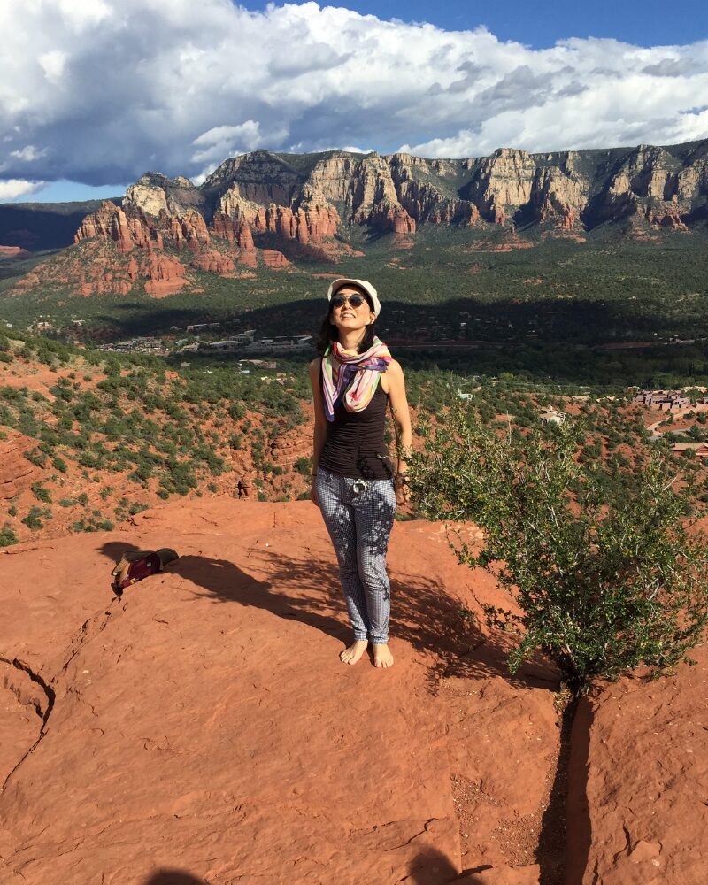 セドナの風景に立つ女性